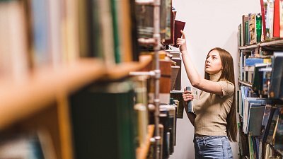 rückwärts-schulkonzept-mit-frauen-studium-bibliothek rückwärts-schulkonzept-mit-frauen-studium-bibliothek